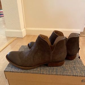 Kerri Born dark green booties 7.5